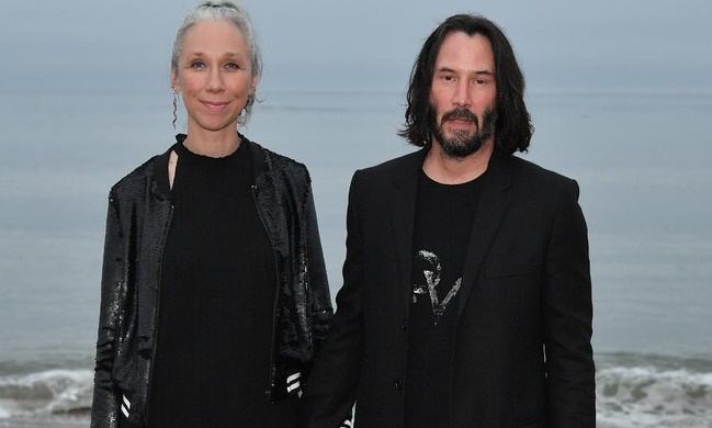 Keanu Reeves trở lại phim trường Ma trận 4 cùng bạn gái