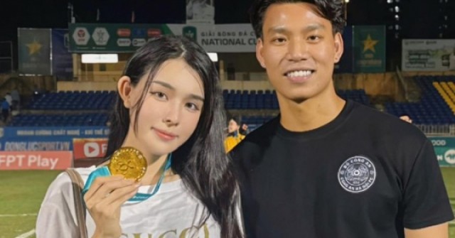 Văn Thanh đưa bạn gái xuống sân nâng Cup