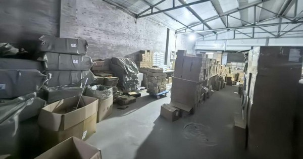 Theo dõi căn nhà có tiếng gầm rú ban đêm, triệt phá đường dây sản xuất thực phẩm giảm cân giả, bán đắt gấp 80 lần: Tịch thu kho hàng trị giá 36 tỷ đồng