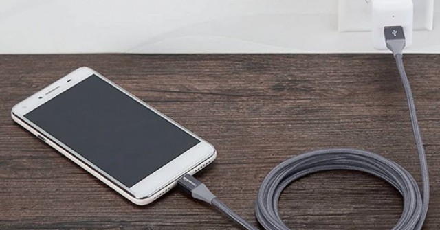 Điện thoại sạc pin quá chậm? Không phải do củ sạc mà là thứ ít ai ngờ tới này