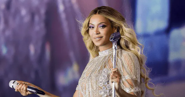 Beyoncé gặp sự cố “thót tim” trên sân khấu
