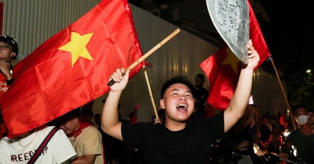 Dòng người 'đi bão' mừng tuyển Việt Nam vô địch U23 Đông Nam Á