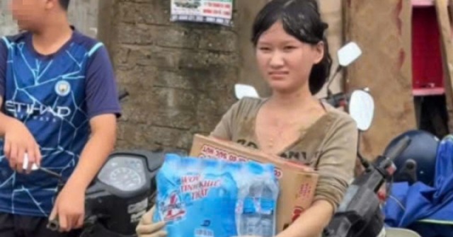 Cô gái lấm lem bùn đất do mưa lũ ở Nghệ An xin ngừng tiếp nhận sự giúp đỡ