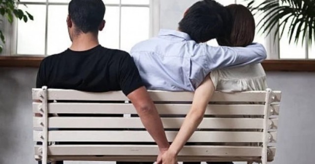 Mua thuốc tránh thai gặp sự cố khi thanh toán, người đàn ông lộ bí mật ngoại tình