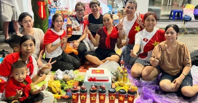 Bạn cũ rủ nhau xuống Hà Nội phá cỗ xuyên đêm chờ xem diễu binh