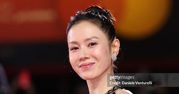 Son Ye Jin đổ bộ thảm đỏ LHP Venice: Visual bị 