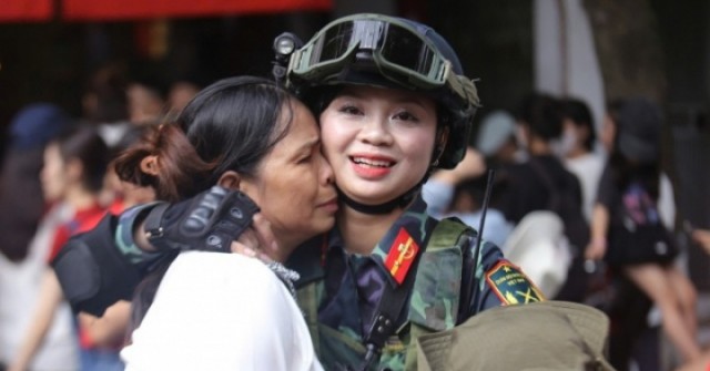 Chiến sĩ xúc động gặp lại mẹ sau nhiều ngày xa cách