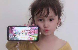 “Cưng muốn xỉu” game thủ nhí “được” bố trưng dụng tham gia event lấy quà, bé tí đã có nét “hot girl”