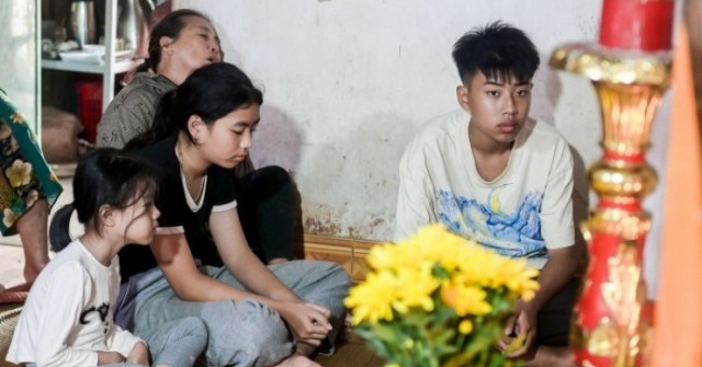 Sau lốc xoáy kinh hoàng ở Ninh Bình, thắt lòng 3 con thơ côi cút bên linh cữu mẹ