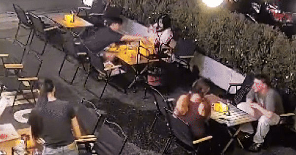 Ô tô lao vào nhà hàng, thực khách đang dùng bữa vội chạy tán loạn: Video hiện trường gây sốc