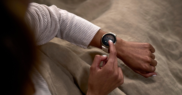 Garmin tung mẫu đồng hồ thông minh hỗ trợ giọng nói, có đèn pin