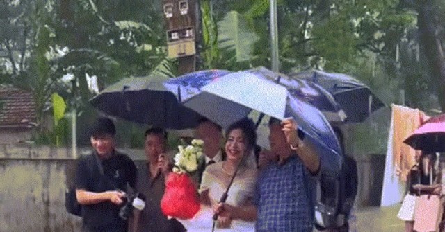 Rạp cưới tốc mái, chú rể Thanh Hóa cùng 30 người lội nước rước dâu giữa mưa bão