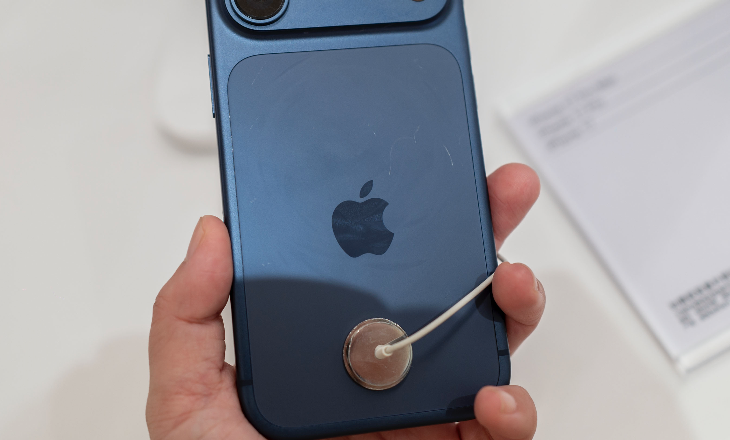 Apple âm thầm khắc phục lỗi trầy xước trên iPhone 17 Pro tại Apple Store