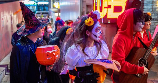 Chùm ảnh: Nhiều người đổ về Itaewon và Hongdae (Hàn Quốc) mừng lễ hội Halloween, công tác bảo vệ an toàn như thế nào?