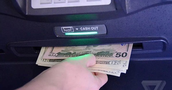 Chở cả túi tiền đến ATM gửi vào tài khoản, người đàn ông bị cảnh sát bắt ngay lập tức! - CÔNG NGHỆ