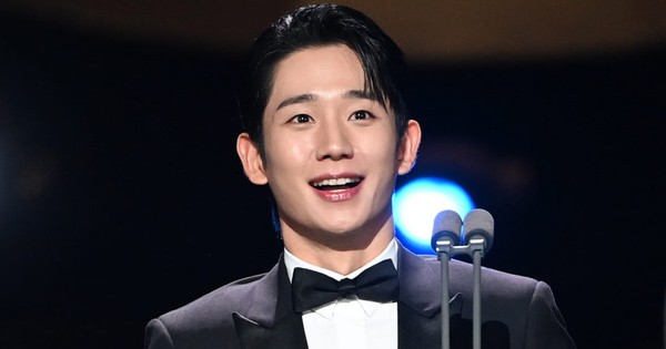 Khoảnh khắc hot nhất Rồng Xanh 2024: Jung Hae In khiến netizen phát cuồng vì 1 biểu cảm "chấn động"