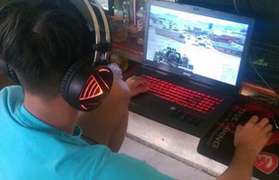 Chào thua thanh niên mang hẳn laptop ra quán net chơi game cho có 'không khí'