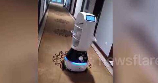 Giữa đại dịch virus corona, dân Trung Quốc phải dùng robot để giao đồ ăn cho người bệnh bị cách ly