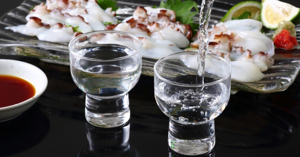 Đều là biểu tượng ẩm thực, tại sao rượu sake và sushi thường không đi cặp với nhau tại Nhật?