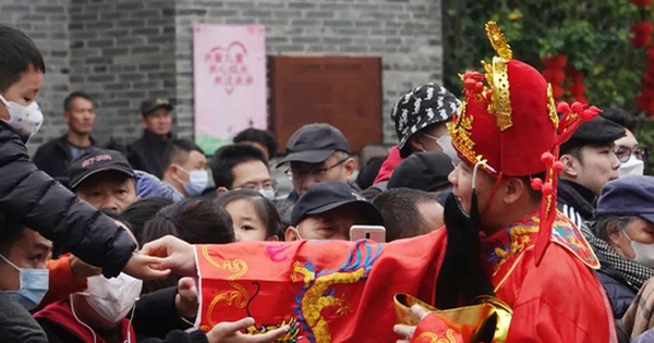 Trong ngày vía Thần Tài, người Trung Quốc không đi mua vàng, mà đổ ra đường nhận lì xì và làm những điều này