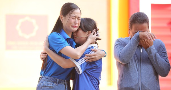 Lâm Vỹ Dạ bật khóc nức nở: “Con tôi 14 tuổi nhưng tôi chưa bao giờ dám làm một việc”