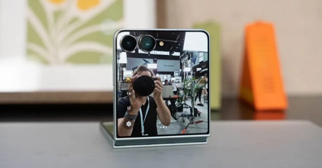 Apple khiến cộng đồng cười nghiêng ngả khi quảng cáo Galaxy Z Flip7