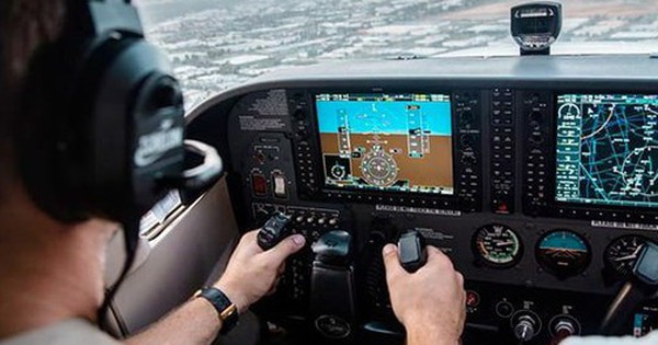 Tại sao tiếp viên hàng không phải vào buồng lái khi phi công đi vệ sinh?