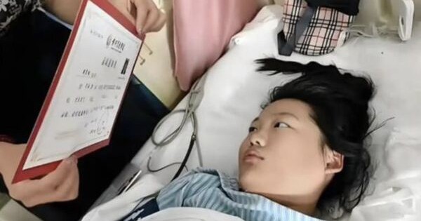 Nữ sinh đang bị hôn mê, đứng trước cửa tử bỗng tỉnh dậy sau khi cha đưa ra một tờ giấy trước mặt