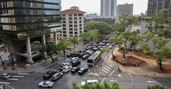 Chạy sóng thần lịch sử, người dân, du khách ở Hawaii thức trắng đêm trong xe