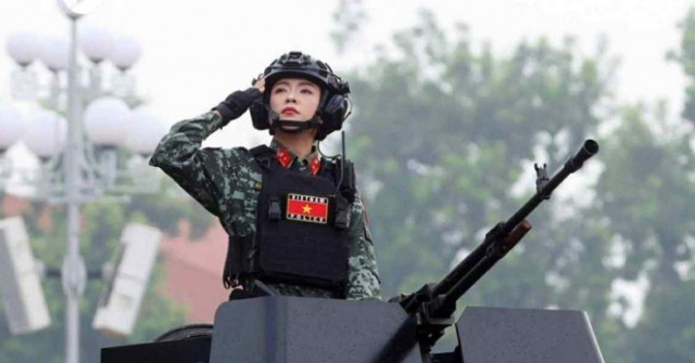 Nữ chiến sĩ đứng trên xe bọc thép diễu binh, thần thái tự tin 