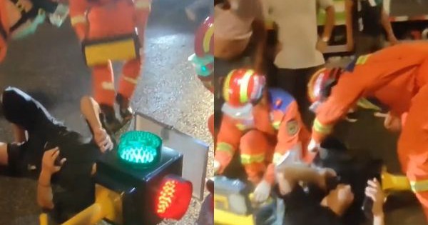 Hy hữu: Người đi xe máy kẹt đầu vào cột đèn giao thông