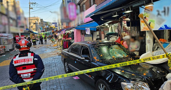 Hàn Quốc: “Xe điên” lao vào đám đông giữa chợ ngày cuối năm, 13 người bị thương